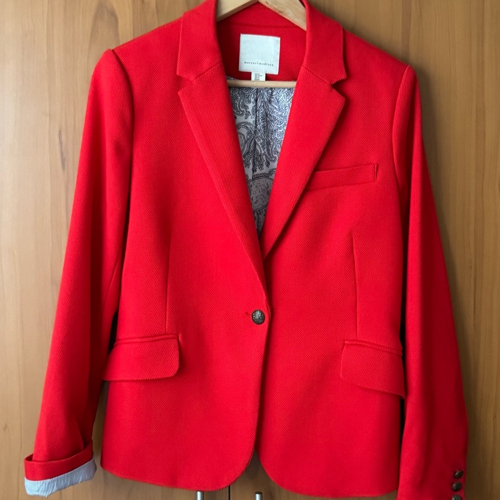 Vibrant Red Blazer with Notched Lapels and Tailored Fit